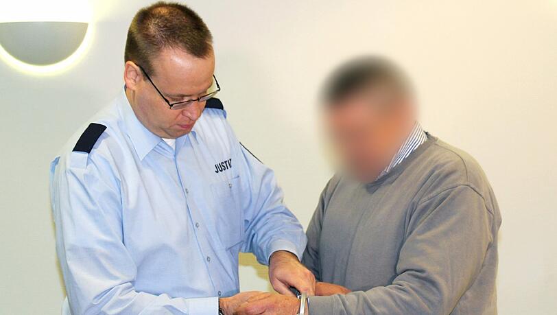 Der 63-Jährige wurde am Donnerstag wegen Mordes an seiner Frau zu lebenslanger Haft verurteilt. Der 63-Jährige wurde am Donnerstag wegen Mordes an seiner Frau zu lebenslanger Haft verurteilt.