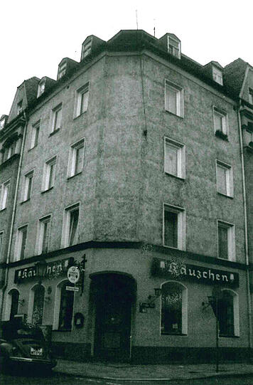 Später wurde aus dem &bdquo;Feilitzsch-Hof&ldquo; das &bdquo;Käuzchen&ldquo;, immer noch in der Feilitzschstraße 23. Heute kann man an dieser Adresse Pizza essen.