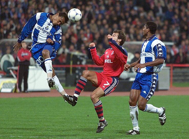 SAISON 1999:2000: Die vierte Partie ohne Dreier legten die Münchner dann im Viertelfinal-Hinspiel in Porto hin. Es reichte nur zu einem 1:1. Doch im Rückspiel konnten die Bayern dann mit einem 2:1-Sieg die Partie zu ihren Gunsten entscheiden.