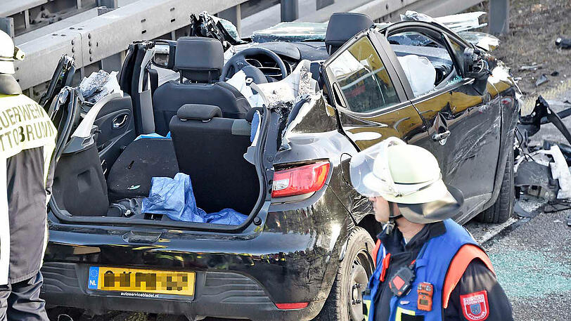 Schwerer Lkw-Unfall auf der A99. Die Bilder von der Unfallstelle.