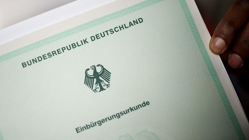 Die Zahl der Einbürgerungen in Bayern ist im Jahr 2018 gestiegen.
