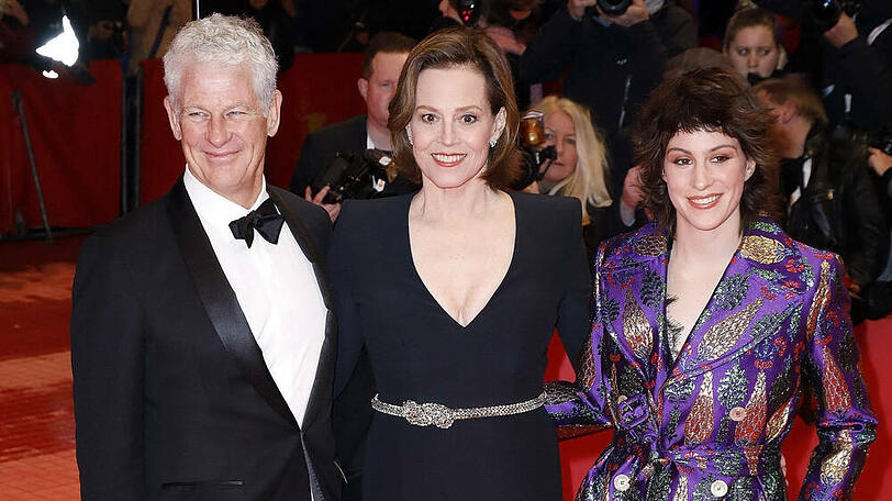 Sigourney Weaver (Mitte) mit Ehemann Jim Simpson (l.) und Tochter Charlotte Simpson (r.) bei der Berlinale-Eröffnung 2020