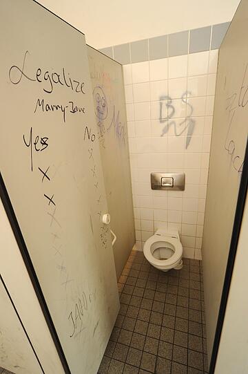 VORHER: Dreck und Gestank. Viele Schüler haben es sich verkniffen, solche Toiletten zu benutzen.