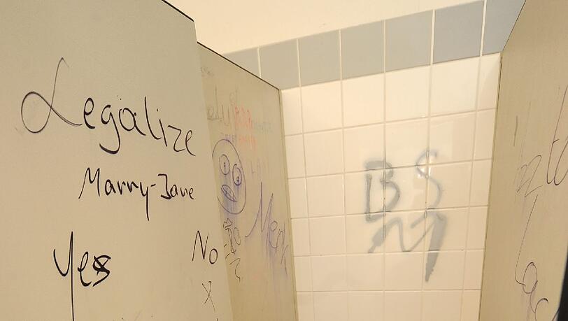 VORHER: Dreck und Gestank. Viele Schüler haben es sich verkniffen, solche Toiletten zu benutzen. VORHER: Dreck und Gestank. Viele Schüler haben es sich verkniffen, solche Toiletten zu benutzen.