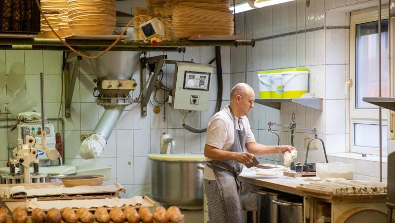Arnd Erbel, Bäcker- und Konditormeister und Inhaber der Familienbäckerei, steht beim Teigabweigen in der Backstube. Foto: Daniel Karmann Arnd Erbel, Bäcker- und Konditormeister und Inhaber der Familienbäckerei, steht beim Teigabweigen in der Backstube. Foto: Daniel Karmann