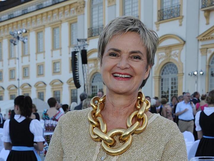 Gloria Fürstin von Thurn und Taxis steht bei einem Empfang am Schloss Schleißheim. Foto: picture alliance / dpa/Archivbild