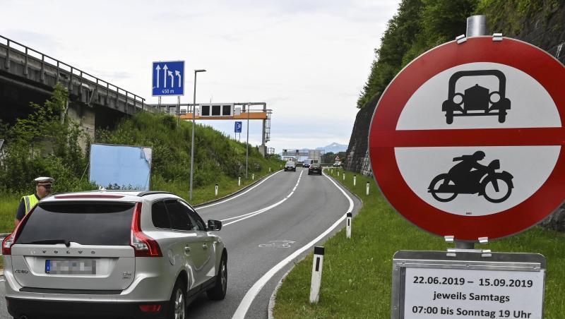 Tirol hatte zuletzt Fahrverbote auf Ausweichstrecken im Großraum Innsbruck durchgesetzt, um so die Dörfer in Autobahnnähe zu entlasten. Tirol hatte zuletzt Fahrverbote auf Ausweichstrecken im Großraum Innsbruck durchgesetzt, um so die Dörfer in Autobahnnähe zu entlasten.