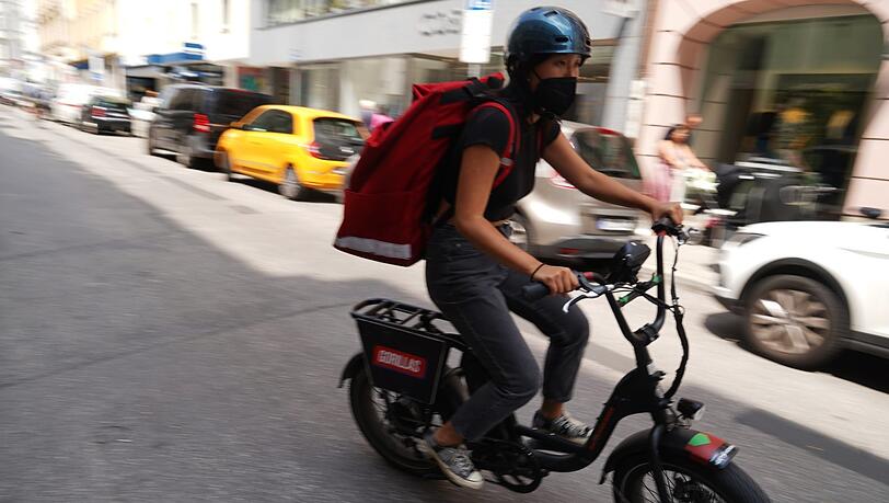 Eine sogenannte Riderin in der Hohenzollernstraße. Innerhalb von zehn Minuten muss sie die Bestellung abliefern. Das ist das Versprechen von Gorillas.