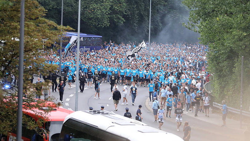 Die Löwen-Fans wollen gemeinsam von der Innenstadt ins Donaustadion ziehen (Archivbild).