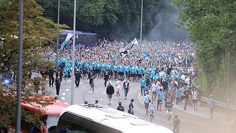 Die Löwen-Fans wollen gemeinsam von der Innenstadt ins Donaustadion ziehen (Archivbild).