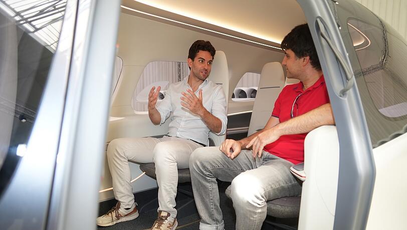 Probesitzen im Lilium Jet: Daniel Wiegand und AZ-Reporter Hüseyin Ince. Extrem leise werde der Flug sein, verspricht Wiegand. Probesitzen im Lilium Jet: Daniel Wiegand und AZ-Reporter Hüseyin Ince. Extrem leise werde der Flug sein, verspricht Wiegand.