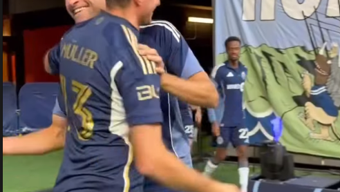 Thomas Müller freut sich über den Besuch seines Bruders Simon in Vancouver. Thomas Müller freut sich über den Besuch seines Bruders Simon in Vancouver.
