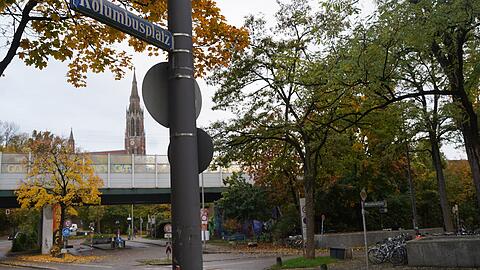 Für manche Anwohner ein Brennpunkt – zumindest bei gutem Wetter: der Kolumbusplatz. Dann sitzen häufig Menschen auf den Bänken (kleines Bild) oder auch unter den Gleisen und trinken dort Bier.