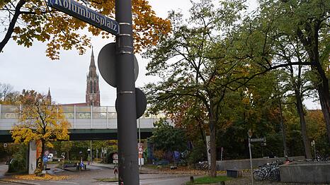 Für manche Anwohner ein Brennpunkt – zumindest bei gutem Wetter: der Kolumbusplatz. Dann sitzen häufig Menschen auf den Bänken (kleines Bild) oder auch unter den Gleisen und trinken dort Bier.