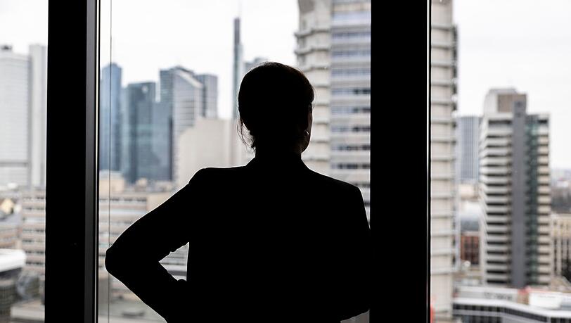 Die H&auml;lfte der Unternehmen gab in einer Umfrage 2023 an, die Besetzung von F&uuml;hrungspositionen w&uuml;rde immer schwieriger.