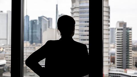 Die H&auml;lfte der Unternehmen gab in einer Umfrage 2023 an, die Besetzung von F&uuml;hrungspositionen w&uuml;rde immer schwieriger.