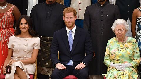 Queen Elizabeth II., Prinz Harry und Herzogin Meghan (v.r.n.l.) im Jahr 2018.