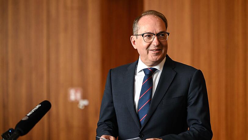 Bei einer kurzfristig anberaumten Pressekonferenz erklärt Bundesinnenminister Alexander Dobrindt (CSU), warum er große Hoffnungen in die nun vereinbarte EU-Verordnung setzt. Bei einer kurzfristig anberaumten Pressekonferenz erklärt Bundesinnenminister Alexander Dobrindt (CSU), warum er große Hoffnungen in die nun vereinbarte EU-Verordnung setzt.