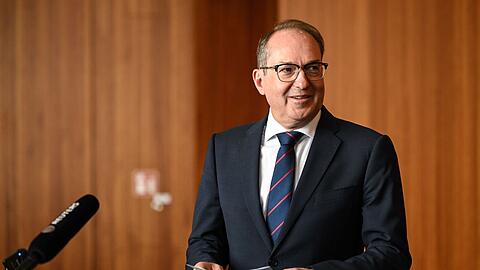 Bei einer kurzfristig anberaumten Pressekonferenz erkl&auml;rt Bundesinnenminister Alexander Dobrindt (CSU), warum er gro&szlig;e Hoffnungen in die nun vereinbarte EU-Verordnung setzt.