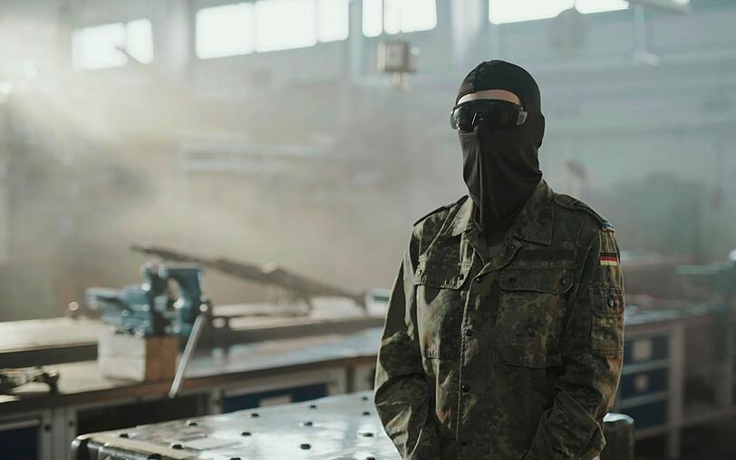 Eine KSK-Waffeninstandsetzerin berichtet aus ihrem Alltag. Eine KSK-Waffeninstandsetzerin berichtet aus ihrem Alltag.