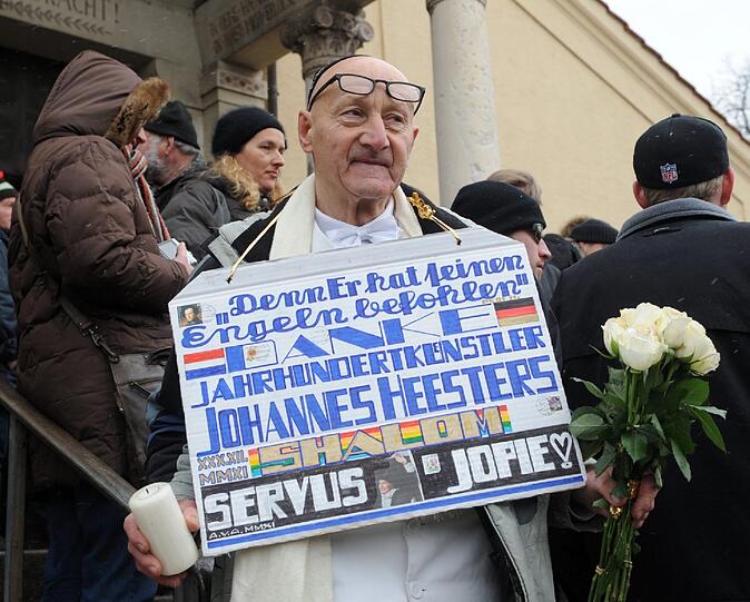 Servus, Jopie! Ein treuer Fan hat ein Schild angefertigt