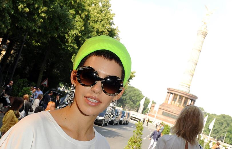 Die Sängerin Alina Sueggeler trug Mütze und Sonnenbrille.