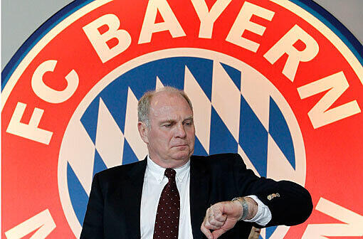 Uli Hoeneß blickt auf die Uhr während der Hauptversammlung des FC Bayern München. Wann reißt sein Geduldsfaden im Konflikt mit Ex-DFB-Präsident Theo Zwanziger.