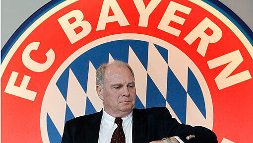 Uli Hoeneß blickt auf die Uhr während der Hauptversammlung des FC Bayern München. Wann reißt sein Geduldsfaden im Konflikt mit Ex-DFB-Präsident Theo Zwanziger. Uli Hoeneß blickt auf die Uhr während der Hauptversammlung des FC Bayern München. Wann reißt sein Geduldsfaden im Konflikt mit Ex-DFB-Präsident Theo Zwanziger.