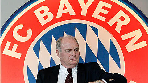 Uli Hoeneß blickt auf die Uhr während der Hauptversammlung des FC Bayern München. Wann reißt sein Geduldsfaden im Konflikt mit Ex-DFB-Präsident Theo Zwanziger.