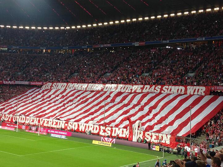 Oft vorbildlich, jetzt trotzdem unerwünscht beim Auswärtsspiel: Bayern-Fans.