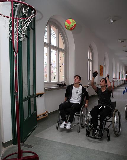 Tolle Weihnachtsaktion der Löwen: Die Profis des TSV 1860 besuchten die Bayerische Landesschule für Körperbehinderte Kinder in der Münchner Kurzstraße.