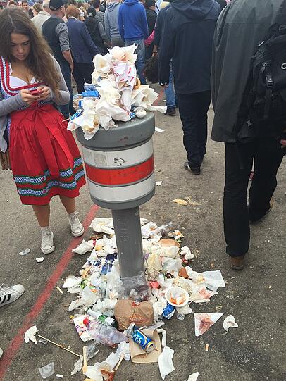 Ein volles Wiesn-Gelände zum Wochenende.