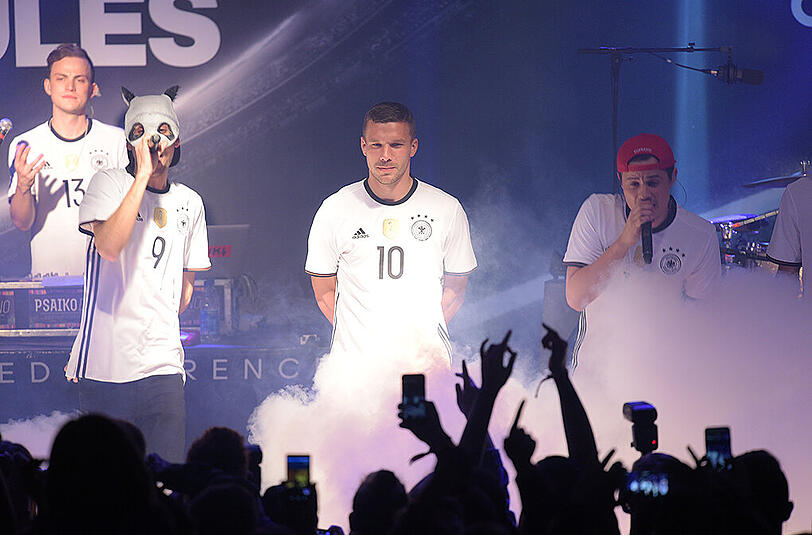 Am Montag wurde das neue DFB-Heimtrikot für die kommende EM in Frankreich präsentiert. Hier gibt's die Bilder aus Berlin.