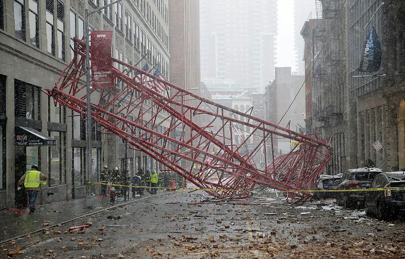 Der riesige Kran stürzte der Länge nach auf die Straße und begrub Autos unter sich. Bilder aus New York.