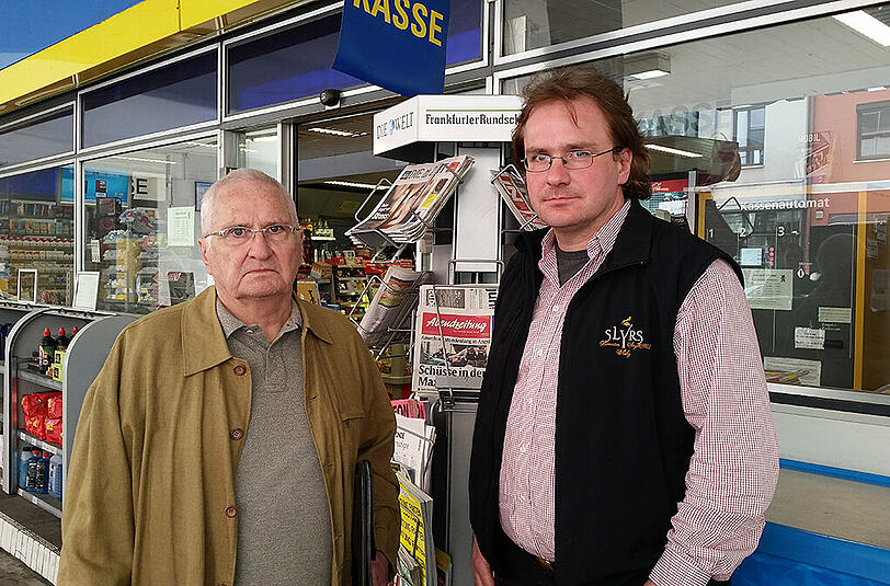 "Wir hoffen auf Gerechtigkeit": Vater Bence Senior und Bruder Mate Toth vor der Tankstelle, die zum Parkhaus an der Baaderstraße gehört.