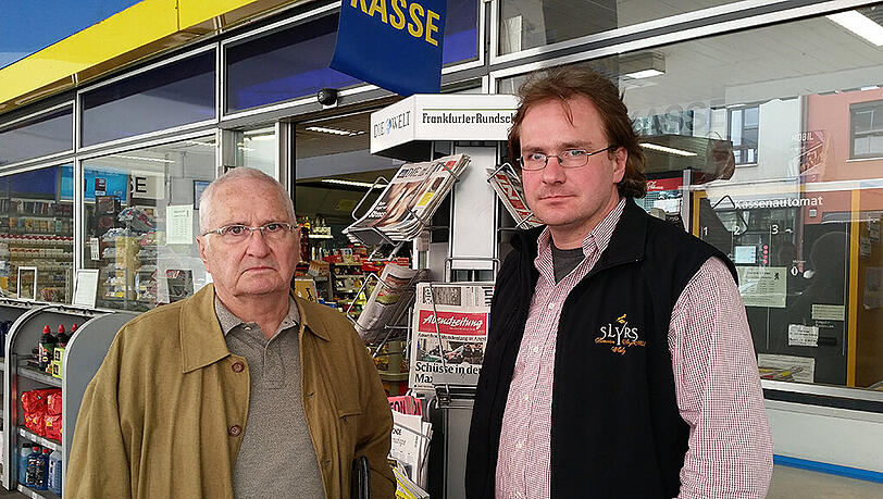"Wir hoffen auf Gerechtigkeit": Vater Bence Senior und Bruder Mate Toth vor der Tankstelle, die zum Parkhaus an der Baaderstraße gehört. "Wir hoffen auf Gerechtigkeit": Vater Bence Senior und Bruder Mate Toth vor der Tankstelle, die zum Parkhaus an der Baaderstraße gehört.