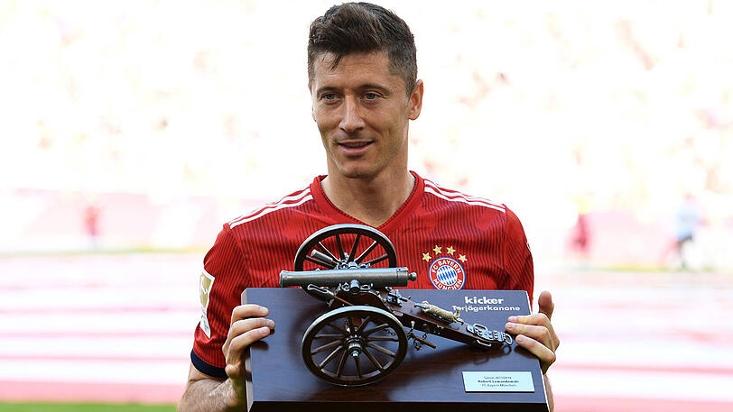 Stolz wie Lewy: Bayern-Angreifer Robert Lewandowski mit der Torjägerkanone.