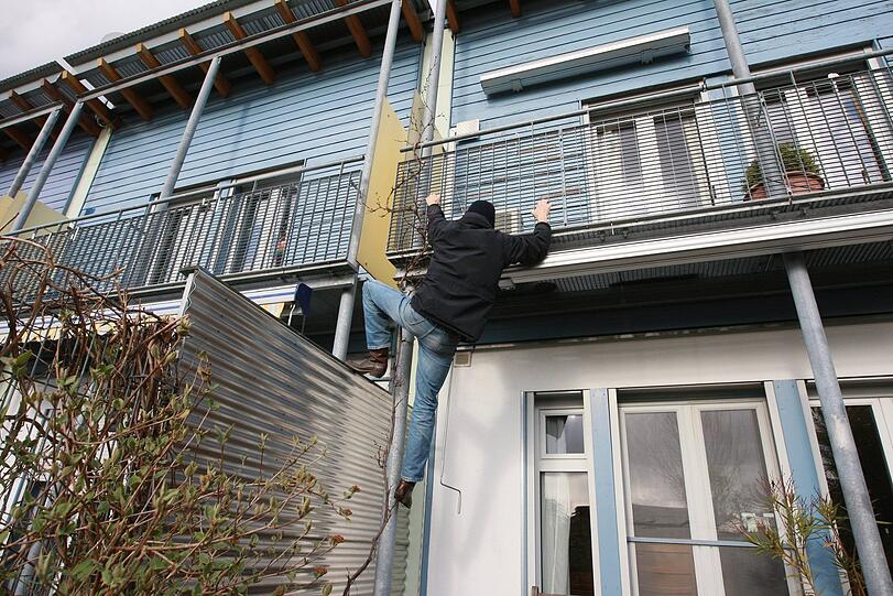 Als sie Rentnerin die Türe öffnete, hing vor ihr ein Einbrecher vom Balkon. (Symbolfoto)