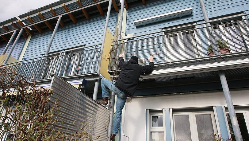 Als sie Rentnerin die Türe öffnete, hing vor ihr ein Einbrecher vom Balkon. (Symbolfoto) Als sie Rentnerin die Türe öffnete, hing vor ihr ein Einbrecher vom Balkon. (Symbolfoto)