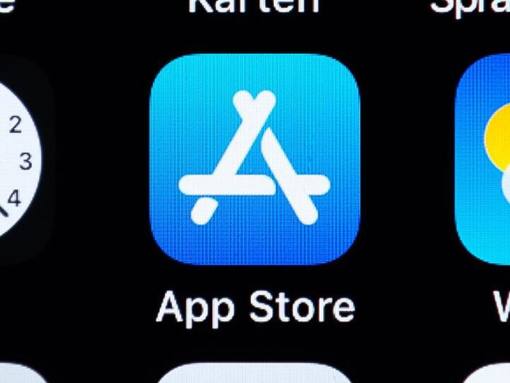 Das Logo des Apple App Store ist auf dem Bildschirm eines iPhones zu sehen.