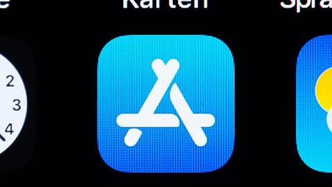 Das Logo des Apple App Store ist auf dem Bildschirm eines iPhones zu sehen.