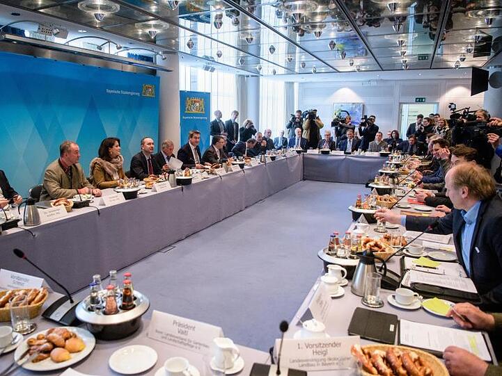 Zahlreiche Vertreter der Staatsregierung, von Umweltaktivisten und weiteren Verbänden sitzen bei einem ersten Treffen des Runden Tischs in der Staatskanzlei zur Kompromisssuche nach dem erfolgreichen Volksbegehren zum Artenschutz. Foto: Matthias Balk/Archiv