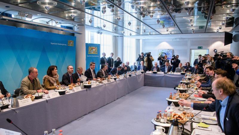 Zahlreiche Vertreter der Staatsregierung, von Umweltaktivisten und weiteren Verbänden sitzen bei einem ersten Treffen des Runden Tischs in der Staatskanzlei zur Kompromisssuche nach dem erfolgreichen Volksbegehren zum Artenschutz. Foto: Matthias Balk/Archiv Zahlreiche Vertreter der Staatsregierung, von Umweltaktivisten und weiteren Verbänden sitzen bei einem ersten Treffen des Runden Tischs in der Staatskanzlei zur Kompromisssuche nach dem erfolgreichen Volksbegehren zum Artenschutz. Foto: Matthias Balk/Archiv