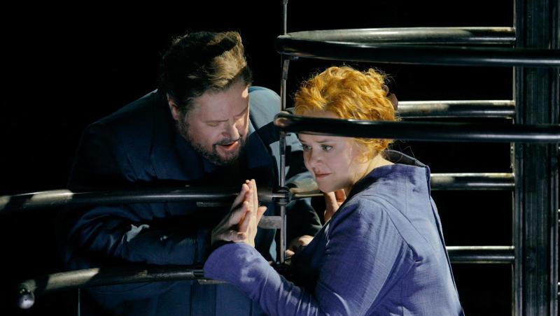 Die Bayreuther Festspiele enden mit "Tristan und Isolde". In den Hauptrollen: Stephen Gould (Tristan) und Petra Lang (Isolde). Die Bayreuther Festspiele enden mit "Tristan und Isolde". In den Hauptrollen: Stephen Gould (Tristan) und Petra Lang (Isolde).
