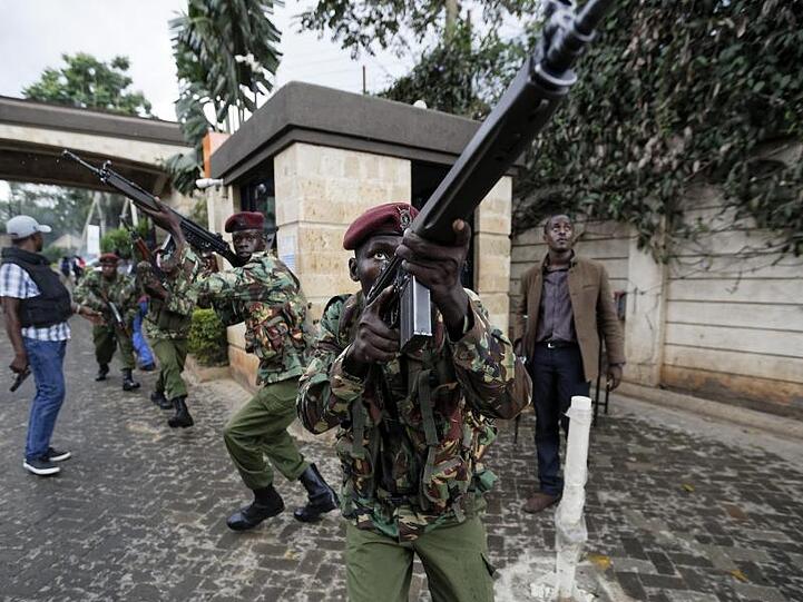 Sicherheitskräfte sind nach dem Terroranschlag auf das Luxushotel in Nairobi im Einsatz.