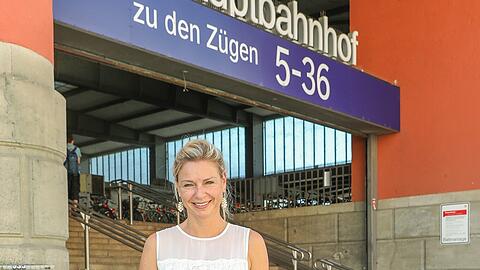 Gesundheitsreferentin Stephanie Jacobs (parteilos) am Starnberger Flügelbahnhof. Hier kamen im September 2015 Tausende Geflüchtete an.