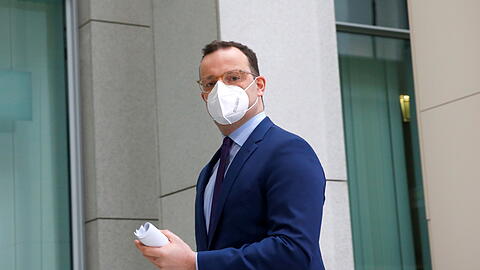 Kurz vor dem Jahreswechsel drängt sich immer mehr die Frage auf, wie es nach dem zunächst bis 10. Januar 2021 befristeten Lockdown eigentlich weitergeht. Bundesgesundheitsminister Jens Spahn (CDU) ist skeptisch.