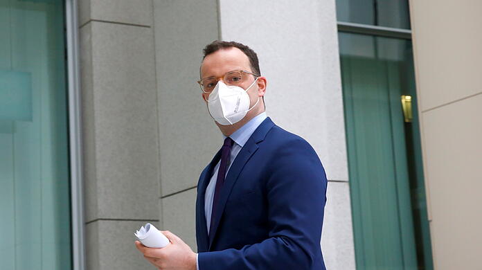 Kurz vor dem Jahreswechsel drängt sich immer mehr die Frage auf, wie es nach dem zunächst bis 10. Januar 2021 befristeten Lockdown eigentlich weitergeht. Bundesgesundheitsminister Jens Spahn (CDU) ist skeptisch.