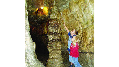Einen Stalagmiten dieser Größenordnung haben die Diebe aus der Bing-Höhle in der Fränkischen Schweiz abgesägt und geklaut. Doch der Diebstahl macht eigentlich gar keinen Sinn. Einen Stalagmiten dieser Größenordnung haben die Diebe aus der Bing-Höhle in der Fränkischen Schweiz abgesägt und geklaut. Doch der Diebstahl macht eigentlich gar keinen Sinn.