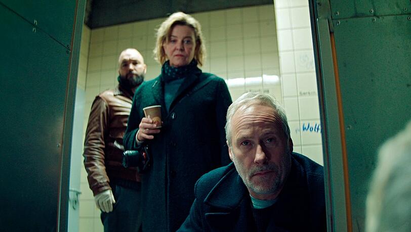 "Tatort: Es grünt so grün, wenn Frankfurts Berge blüh'n": Jonas Hauck (Isaak Dentler, h.), Anna Janneke (Margarita Broich) und Paul Brix (Wolfram Koch).